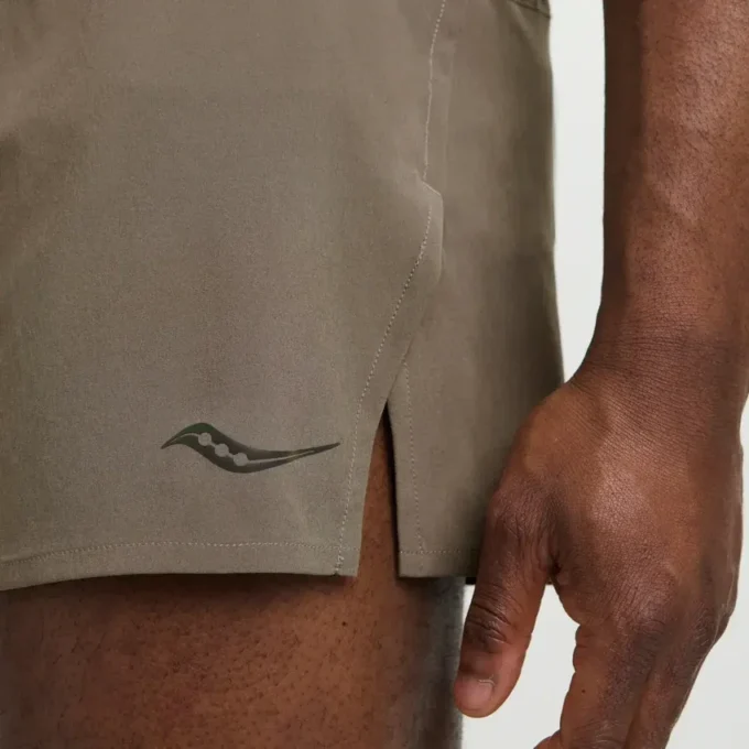 Men’s outpace 2.5″ split short